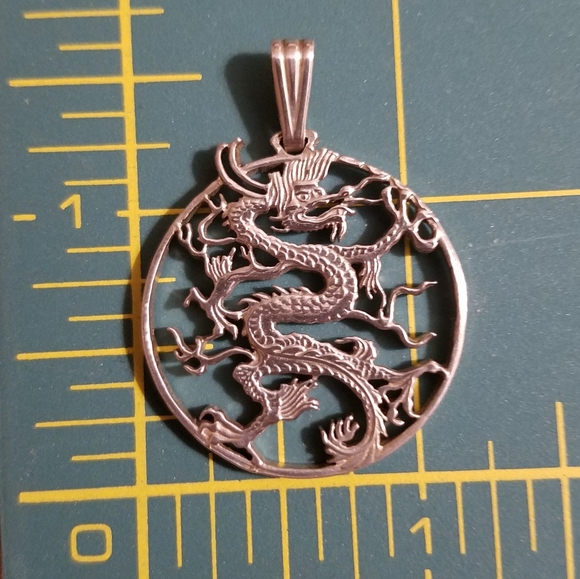 Vintage laser cut silver coin dragon pendant - Picture 4 of 4